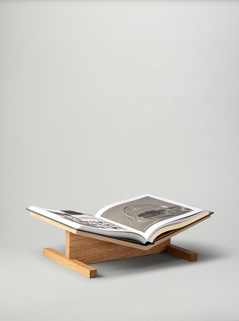 Caché Bookstand in Oak – XL (Made in Denmark)