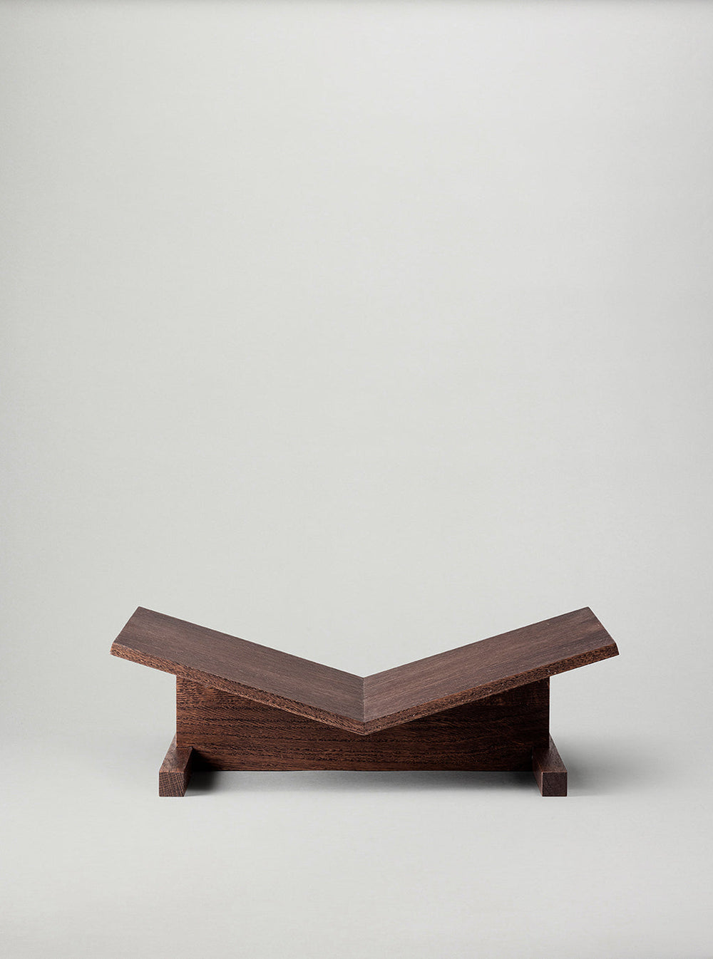 Caché Bookstand in Smoked Oak – XL (Made in Denmark) – Beta-Plus