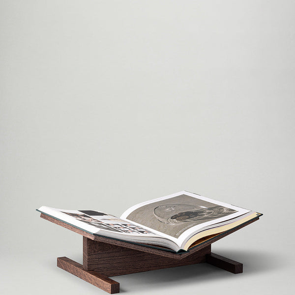 Caché Bookstand in Smoked Oak – XL (Made in Denmark) – Beta-Plus