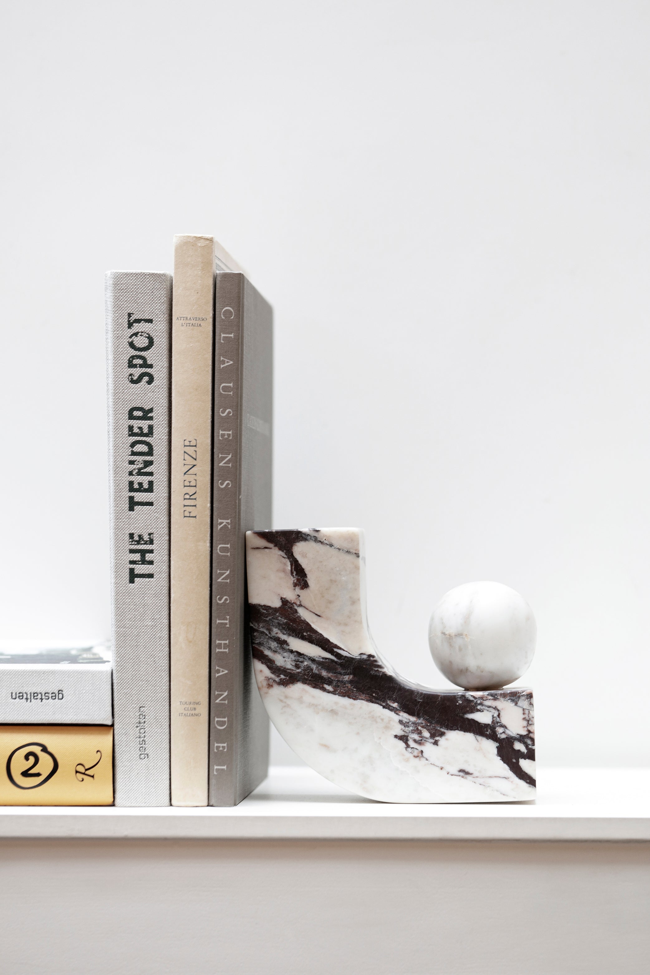 Caché (Denmark) Equi bookend in Calacatta marble – Beta-Plus Publishing